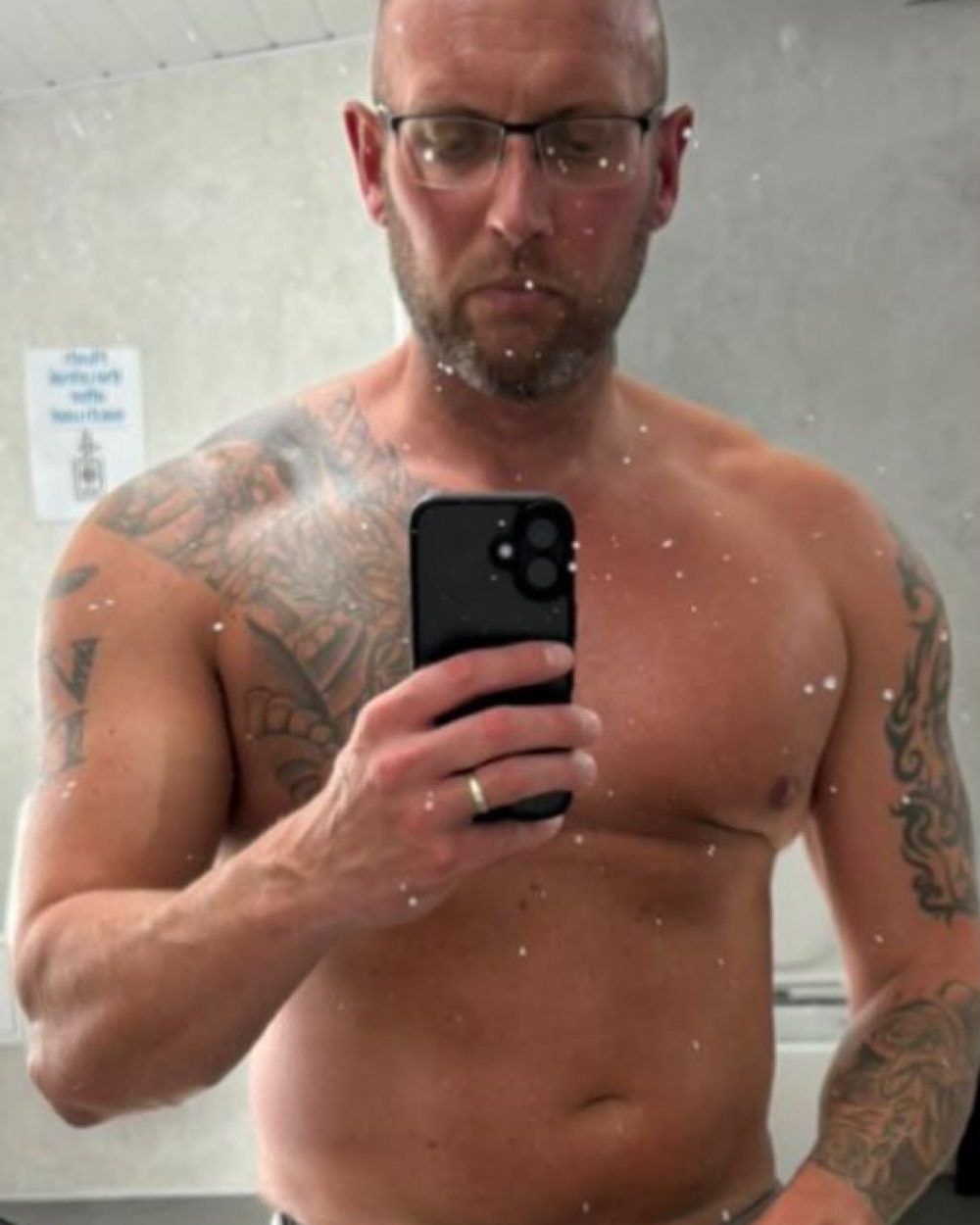 Client 3 before coaching: mirror selfie in the gym changing room, softer chest and midsection